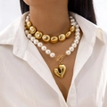 Primer plano de collar de perlas en capas con colgante de corazón y cierre OT - Estilo de Corazón de Perla Mixta con Cuenta de Oro (28241-white)
