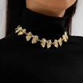 Vista detallada de un collar tipo gargantilla dorada con múltiples lazos de metal unidos - Estilo de eslabones de lazo dorado (28243-gold)