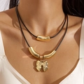 Detalle del collar de capas con colgante de lazo dorado y tubos en cordón encerado - Estilo de lazo de doble capa dorado (28204-gold)