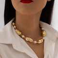 Detalle de collar multicapa de cuentas doradas y perlas con acabado de espejo pulido - Estilo de serie de cuentas doradas y perlas artificiales (28309-gold)