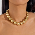Detalle de gargantilla de cuentas doradas con acabado brillante en el cuello del modelo - Estilo de cuentas redondas grandes doradas (28924-G) / Dorado