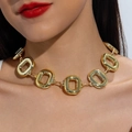 Primer plano de un collar de cadena gruesa dorada con eslabones rectangulares pulidos - Estilo de rectángulo redondeado dorado (31281-nek-G-EP)