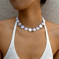 Dettaglio collana di perle barocche con perle argentate su modella in maglia bianca - Girocollo di Perle Barocche Iridescenti Bianche (27737-white)