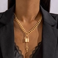 Dettaglio collana a catena dorata con lucchetto e ciondolo a chiave a cuore su modella - Stile Lucchetto e Chiave a Cuore (28034-gold)