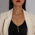 Choker punk dorado minimalista con colgantes de perlas graduadas usado por una modelo - Dorado