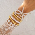 Mehrlagiges Perlen- und Goldperlen-Armbandset mit Herzperlen und Schleifenanhänger - Gold Schleife Perle Stil (28622-G)