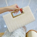Schicke beige geflochtene Stroh-Clutch mit trendigem goldenem Metallgriff für Damen - Aprikose