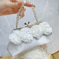 Borsa da sera bianca fatta a mano con manico di perle e rose di raso per matrimoni - Bianco