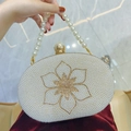 Elegante borsa da sera bianca con manico di perle e fiore di camelia in paillettes - Oro