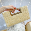 Handgefertigte Stroh-Clutch mit beigem Webmuster und goldenem Metallgriff - Beige