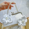 Pochette de soirée élégante en satin blanc avec anse en perles et fleurs 3D pour mariage - Blanc
