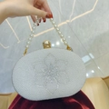 Elegante pochette di perle con chiusura a corona dorata e manico di perle bianco perla - Argento