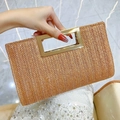 Braune geflochtene Stroh-Clutch mit goldenem Metallgriff für Damen im Urlaub - Braun