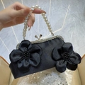 Pochette de soirée en satin noir avec fleurs en soie et anse élégante en perles - Noir