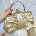 Bolso de fiesta dorado elegante con detalles florales de diamantes y asa de aro - Dorado