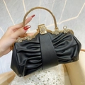 Bolso de noche de lujo negro plisado con asa de anillo dorada y detalle de flor de diamante - Negro