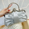 Bolso de noche plisado plateado con asa floral de diamantes y acabado metalizado - Plateado