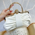 Bolso de noche plisado blanco con asa dorada y hebilla de diamantes de imitación - Blanco