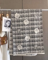 Dettaglio del motivo floreale camelia e frange su spessa sciarpa di cashmere grigio scuro - Grigio chiaro