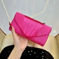 Dettaglio della borsa da sera plissettata in raso fucsia con finitura a busta - Rosa Rosso