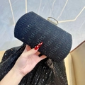 Elegante schwarze Abendtasche mit funkelnden Pailletten und einem silbernen Verschluss - Schwarz