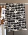 Dettaglio del motivo a camelia e trama pied de poule su sciarpa di cashmere - Nero