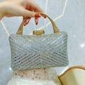 Elegante pochette da sera con strass argento, manico dorato e chiusura in cristallo - Argento