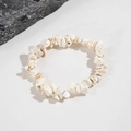 Pulsera hecha a mano con piedras de howlita blanca irregulares y vetas marrones - Beige