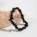 Pulsera de chips de obsidiana negra natural en soporte de exhibición de piedra rugosa - Negro