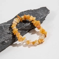 Bracelet élastique en éclats de citrine naturelle sur support en pierre noire - Jaune