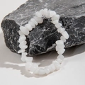 Bracelet minimaliste en pierres de cristal blanc naturel avec texture minérale irrégulière - Blanc