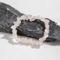 Bracelet en éclats de quartz rose naturel avec pierres de cristal roses irrégulières sur pierre - Rose Clair