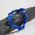 Bracelet en pierres naturelles bleues irrégulières sur un socle minéral gris - Bleu