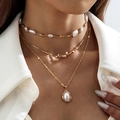 Détail d'un collier triple rang doré avec perles d'imitation et pendentif branche - Style de Pendentif de Goutte d'Eau de Perle en Métal à Trois Couches / Or (30666-nek-G)