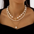 Collier multicouche en perles avec fermoir OT et pendentif doré porté par modèle - Style Bascule Pendentif Goutte d'Eau Perle à Trois Couches / Blanc (28093-white)
