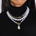 Détail d'un collier multicouche orné de perles baroques et d'un fermoir à bascule doré - Style de Chaîne de Trombone Baroque à Trois Couches / Or (28099-white)