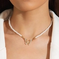 Détail du collier de perles avec pendentif papillon doré orné de cristaux brillants - Collier de Clavicule Pendentif Papillon Perle Diamants Complets / Blanc (26916-1-white)