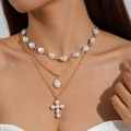 Collier multicouche doré avec pendentif croix et perles baroques dans un style chic en Y - Style Pendentif Croix Perle Irrégulière Trois Couches / Or (30999-nek-G-EP)