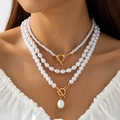 Détail d'un collier de perles multicouche avec fermoirs OT dorés et perle baroque - Style Bascule Double Pendentif Perle Irrégulière Trois Couches / Blanc (30962-nek-white-EP)