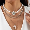 Détail d'un collier multi-rangs avec perles, chaîne argentée, fleur et pendentif croix - Collier Fleur Argent 4 Couches (31475-nek-S)