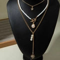 Détail d'un collier doré multicouche avec fermoir OT, perles et pendentifs en étoile - Combo de Perles de Pendentif de Soleil d'Étoile à Trois Couches / Or (31505-nek-G)