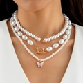 Détail d'un collier de perles multicouche avec pendentif papillon rose et fermoir doré - Style Bascule Cœur Papillon à Trois Couches / Blanc (31571-nek-white)