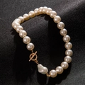 Détail du fermoir OT doré avec perle baroque sur un collier de perles multicouche - Collier à Bascule en Perle Irrégulière Baroque / Blanc (28107-blanc Offre Spéciale)
