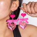 Detail von rosa Samtherz-Ohrringen mit Schleife und durchscheinendem Harzherz-Anhänger - Rosa Herzschleifen-Ohrhänger (28635-pink)