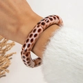 Chique roze luipaardprint acryl kralenarmband gedragen bij een zachte witte herfsttrui - Roze Luipaard Acryl Stijl (28554-brown)