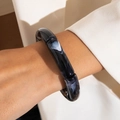 Close-up van acryl armband met luipaardpatroon en zwart-wit marmeren textuur - Zwart Wit Inkt Acryl Stijl (28489-black)