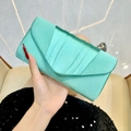 Elegante borsa a mano in raso plissettato verde menta con patta a busta da sera - Verde