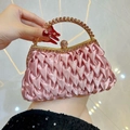 Rosa Satin-Abendtasche mit Herzsteppung und strassbesetztem goldenem Metallgriff - Rosa