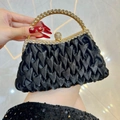 Elegante schwarze Abendtasche mit Faltenoptik, Glitzergriff und goldfarbenen Details - Schwarz