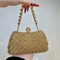 Elegante borsa da sera dorata con strass scintillanti e raffinata chiusura con perla - Oro